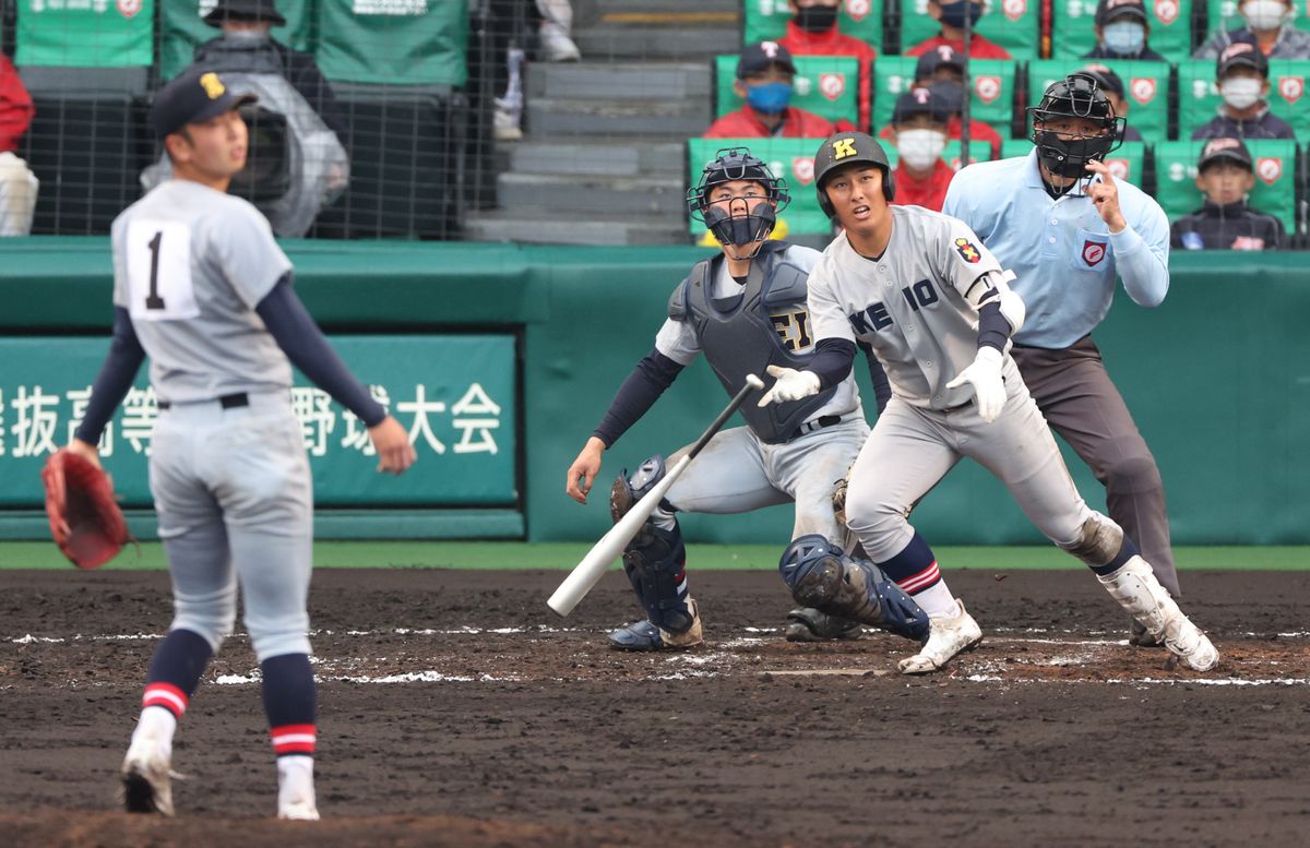 春のセンバツ高校野球2回戦で対戦した仙台育英と慶応(写真:日刊スポーツ/アフロ)