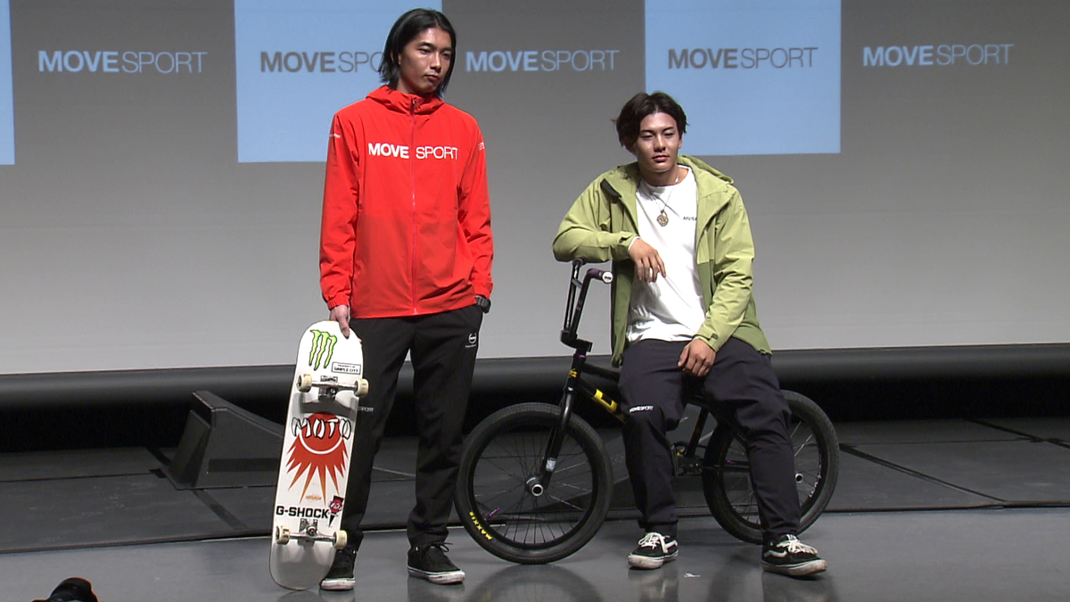 デサント新レーベル「MOVESPORT」の記者発表会に出席したスケボー・芝田モト選手(左)、BMX・大和晴彦選手(右)