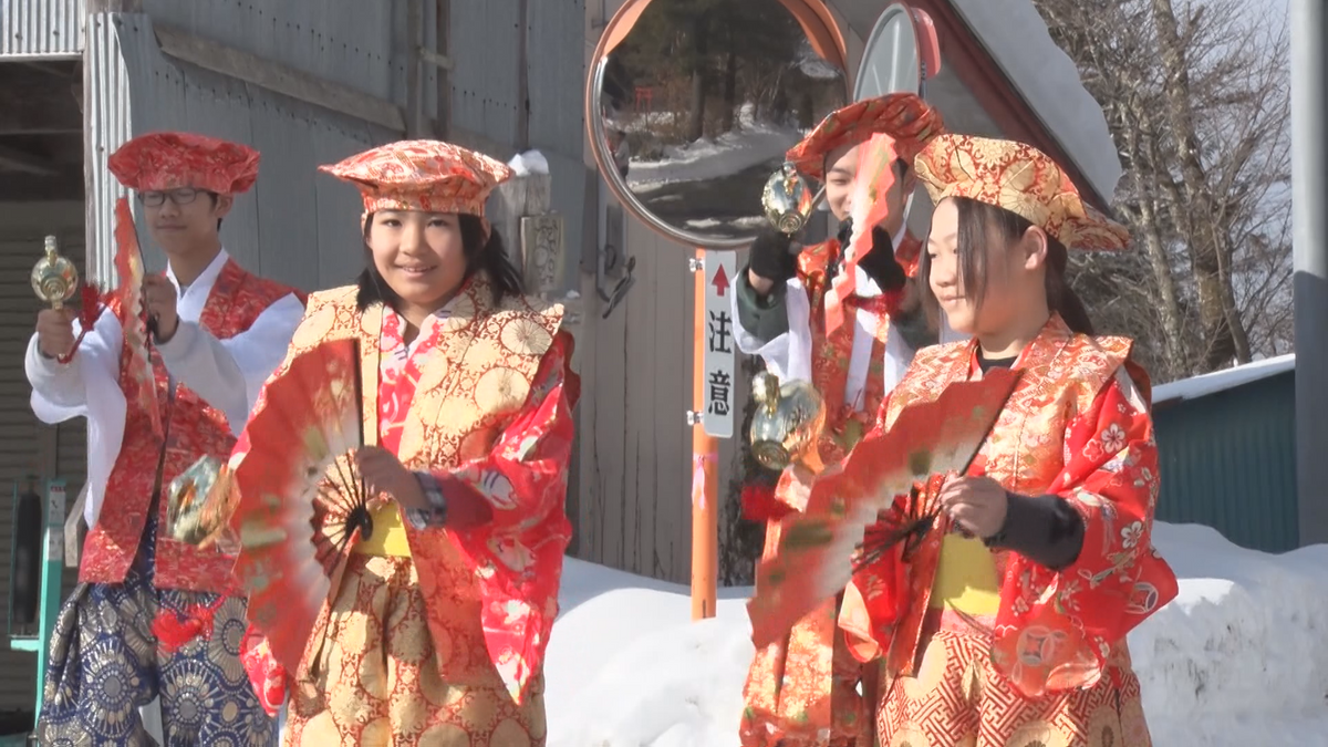 「福の神」は子どもたち！南部大黒舞の門付けで五穀豊穣と無病息災を願う　青森県新郷村