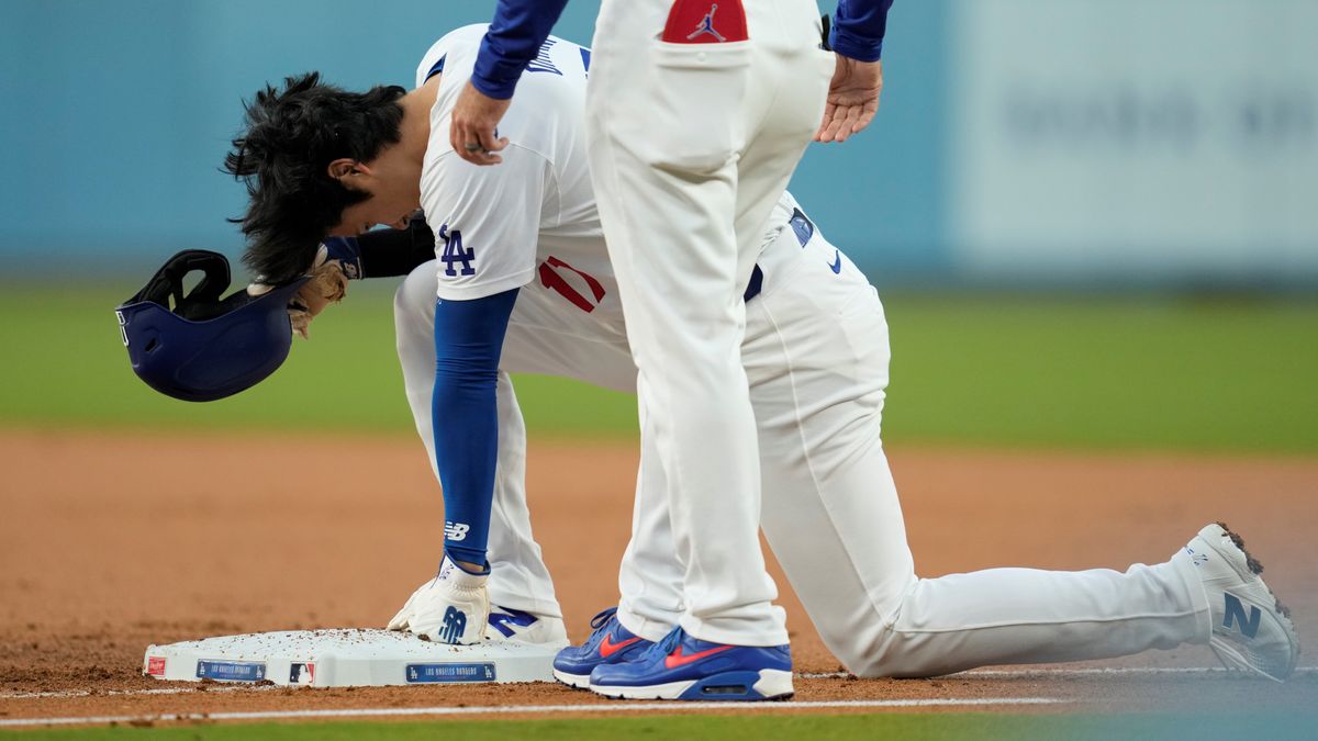 けん制球直撃後に膝をついて悶絶する大谷翔平選手(写真：AP/アフロ)