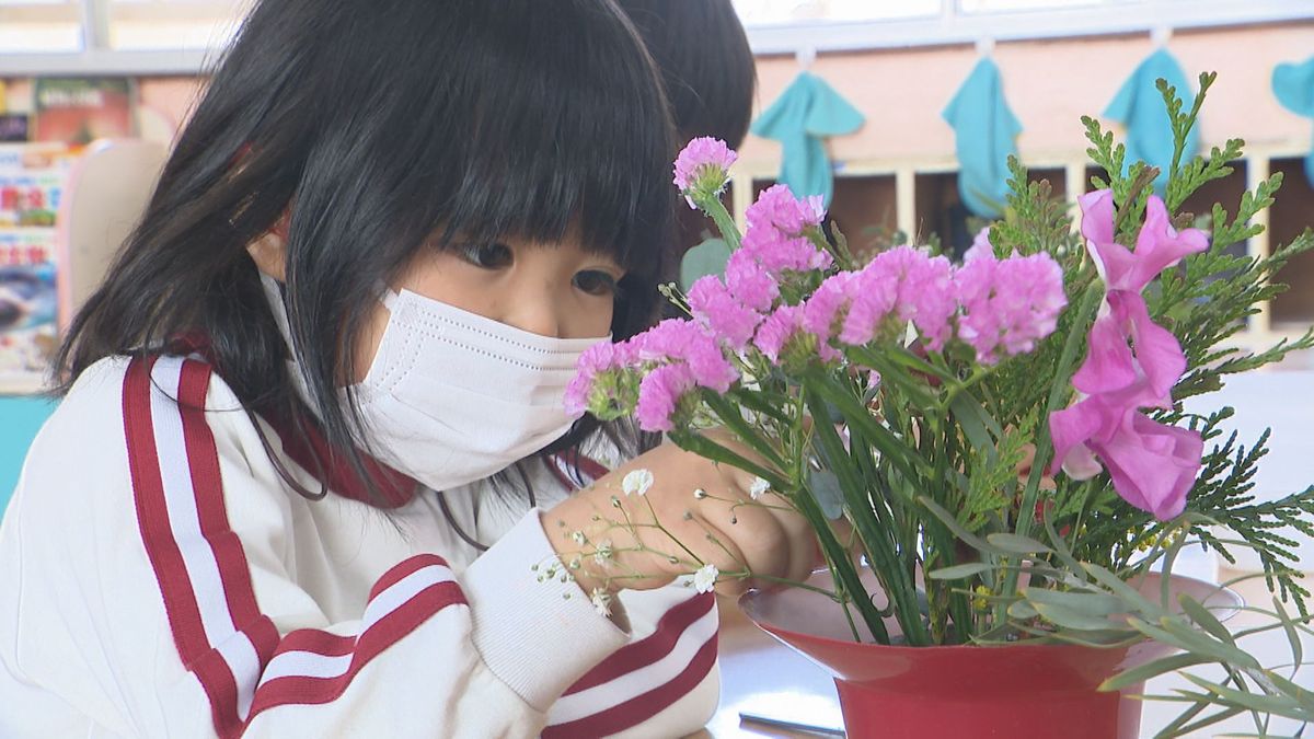 「ありがとう！」今年度で閉園の保育園児たちが地域の人たちへ…花束届ける