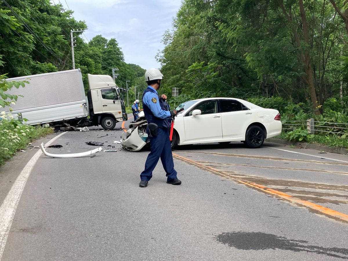 【速報】“フルーツ街道”で乗用車と4トントラック衝突　現場は緩やかなカーブ　北海道小樽市