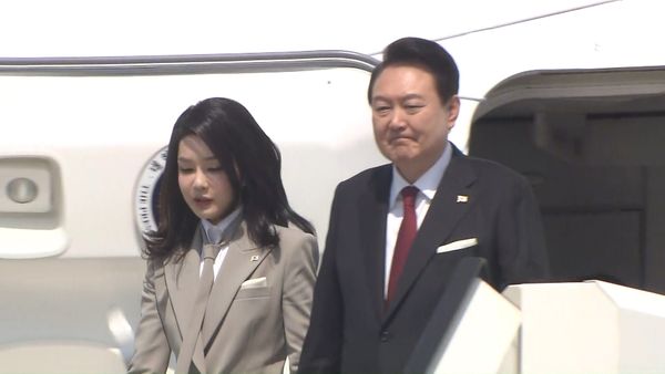 羽田空港に到着した尹大統領と金建希夫人