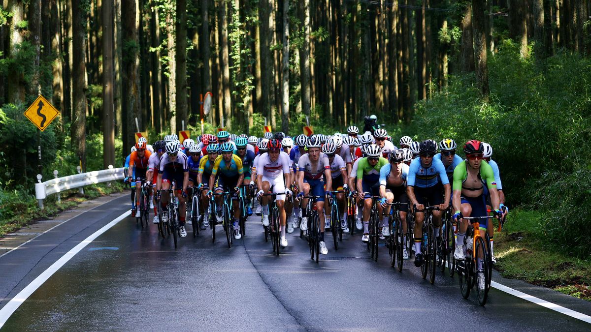 東京五輪で行われた自転車男子個人ロードレース(写真:代表撮影/ロイター/アフロ)