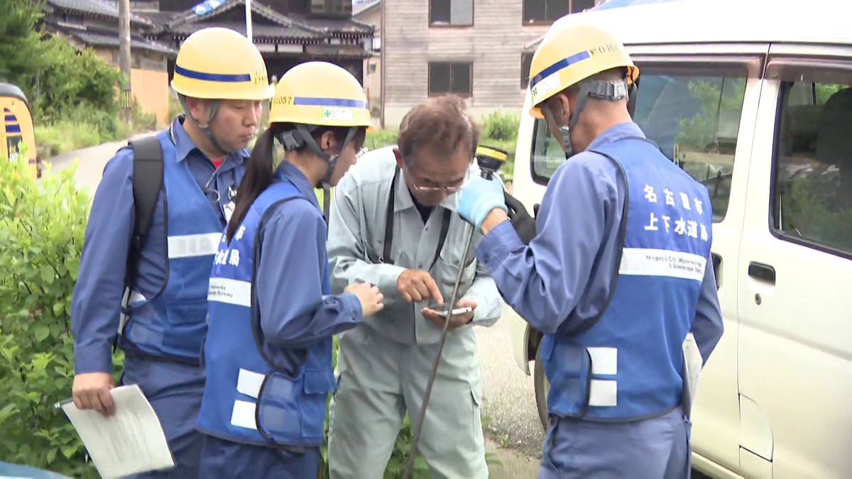 漏水していると声を掛けられた名古屋市上下水道局の職員