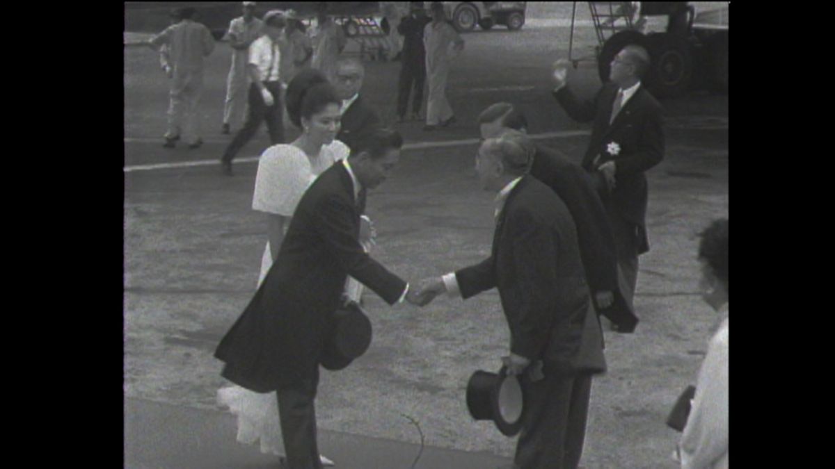 1966（昭和41)年9月　国賓として来日したマルコス大統領夫妻を迎える昭和天皇