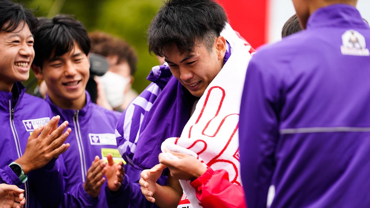 出雲駅伝で優勝のゴールテープを切った後、涙を見せた鈴木選手(写真:SportsPressJP/アフロ)
