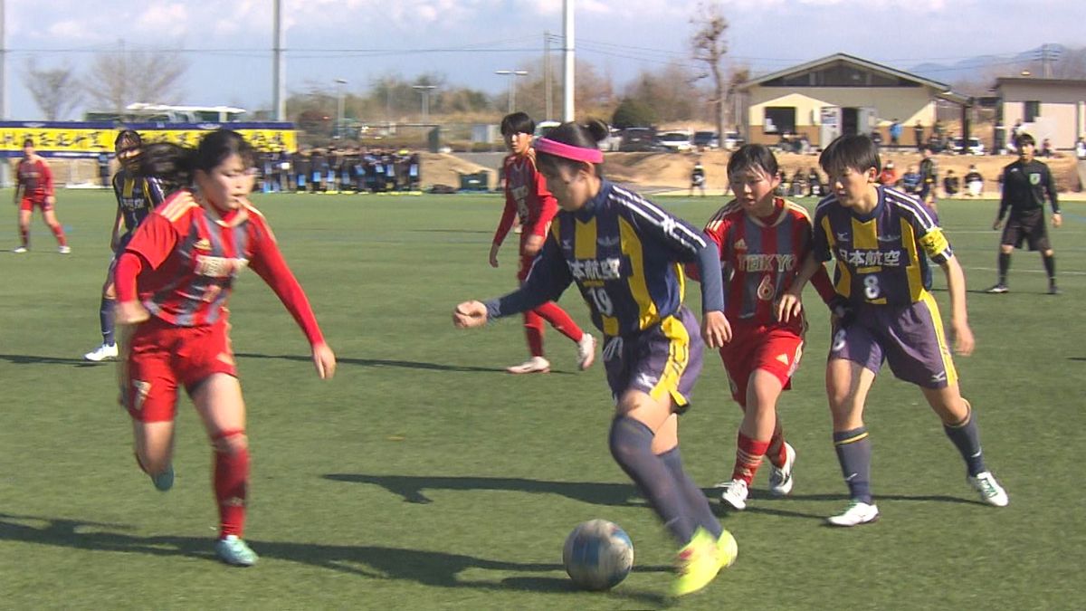 日本航空が3連覇 女子サッカー高校新人大会 帝京第三とのPK戦を制す 山梨