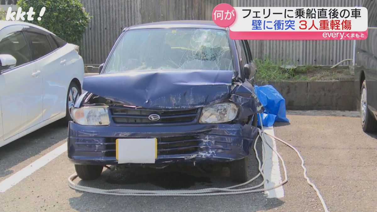 フェリーの壁に衝突した車両