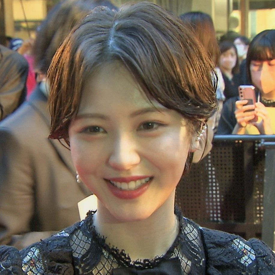 『第36回東京国際映画祭』のレッドカーペットに登場した浜辺美波さん