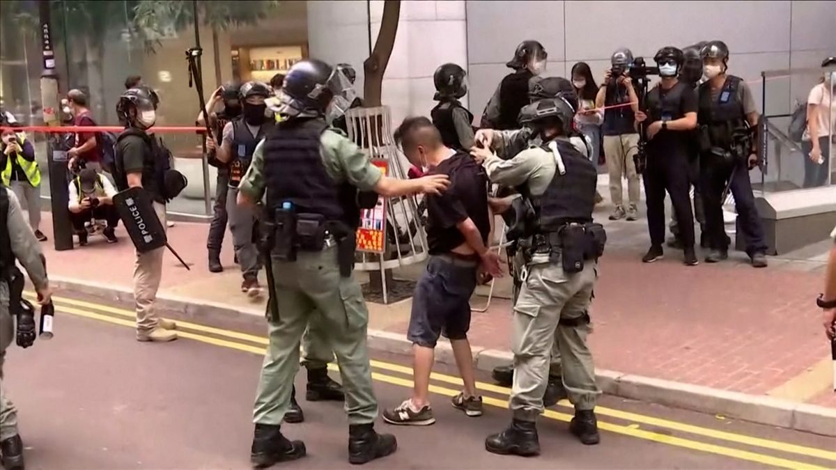 「国安法」施行翌日に拘束されるデモ参加者（2020年7月1日）