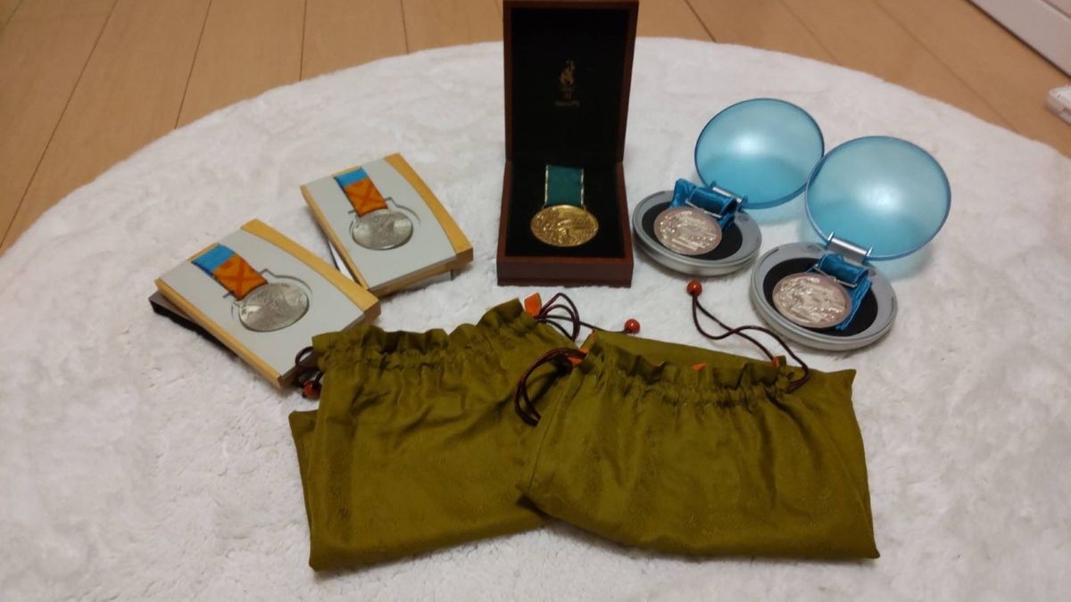 武田さんが獲得した５つのメダルは布の袋に入れて保管（写真：武田さん提供）
