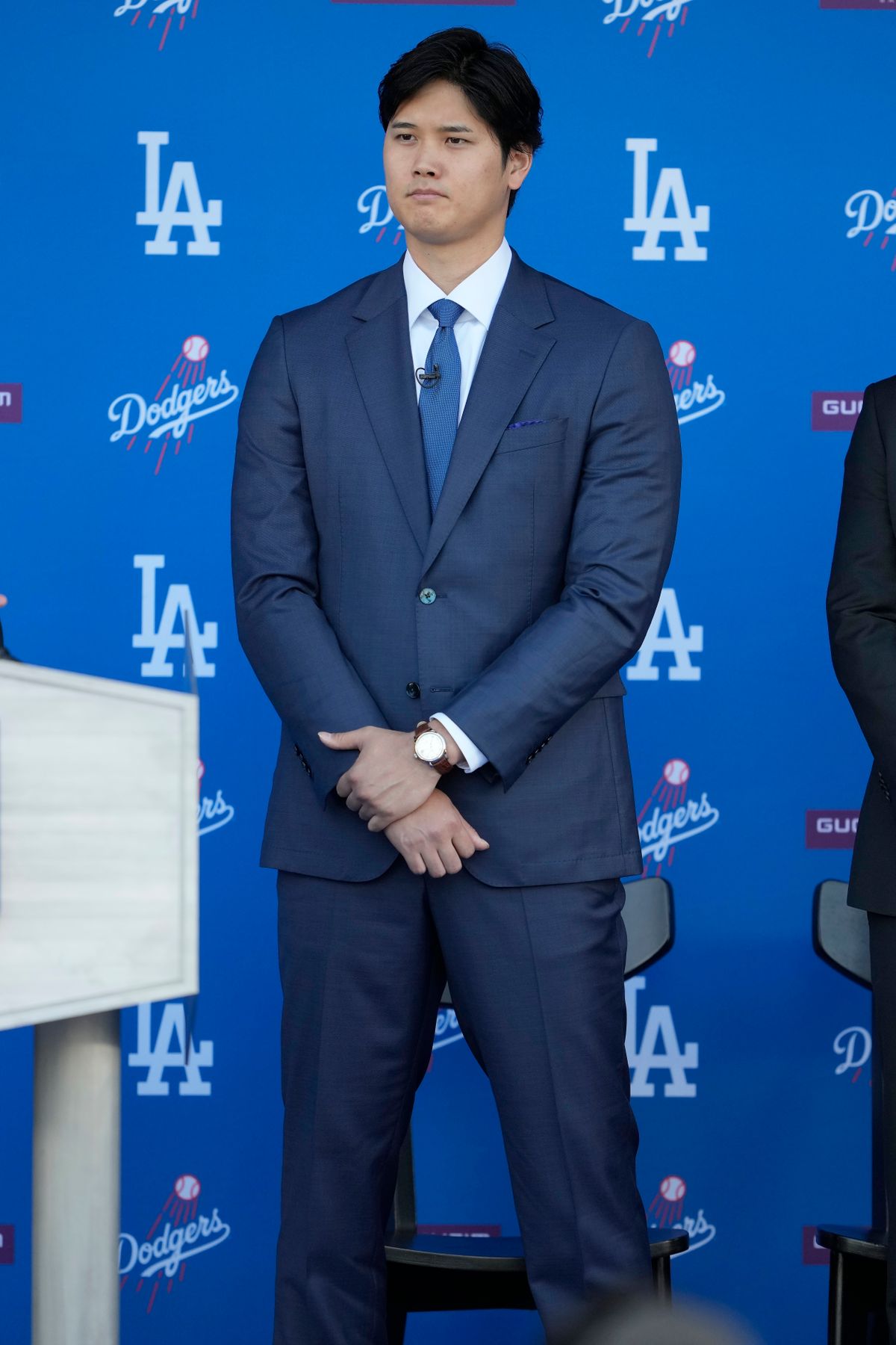 ドジャースの入団会見時の大谷翔平選手(写真：AP/アフロ)