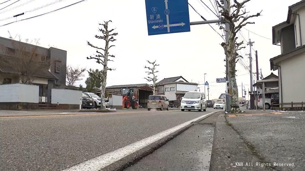 高岡市で高齢女性が軽乗用車にはねられ　意識不明の重体