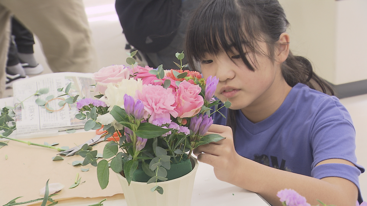 小学生がフラワーアレンジメント学ぶ　県内産のトルコキキョウ・カーネーションユーカリを使って　花の個性を生かしてバランス良く