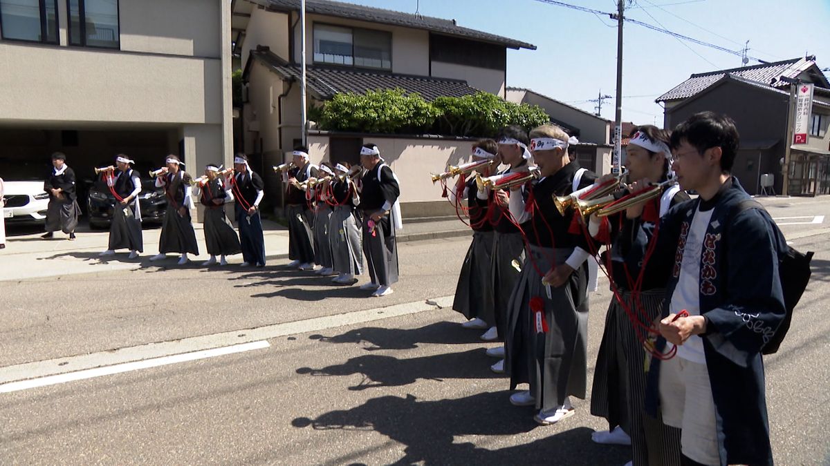 ラッパの音が鳴り響く　石川・白山市美川で「おかえり祭り」始まる