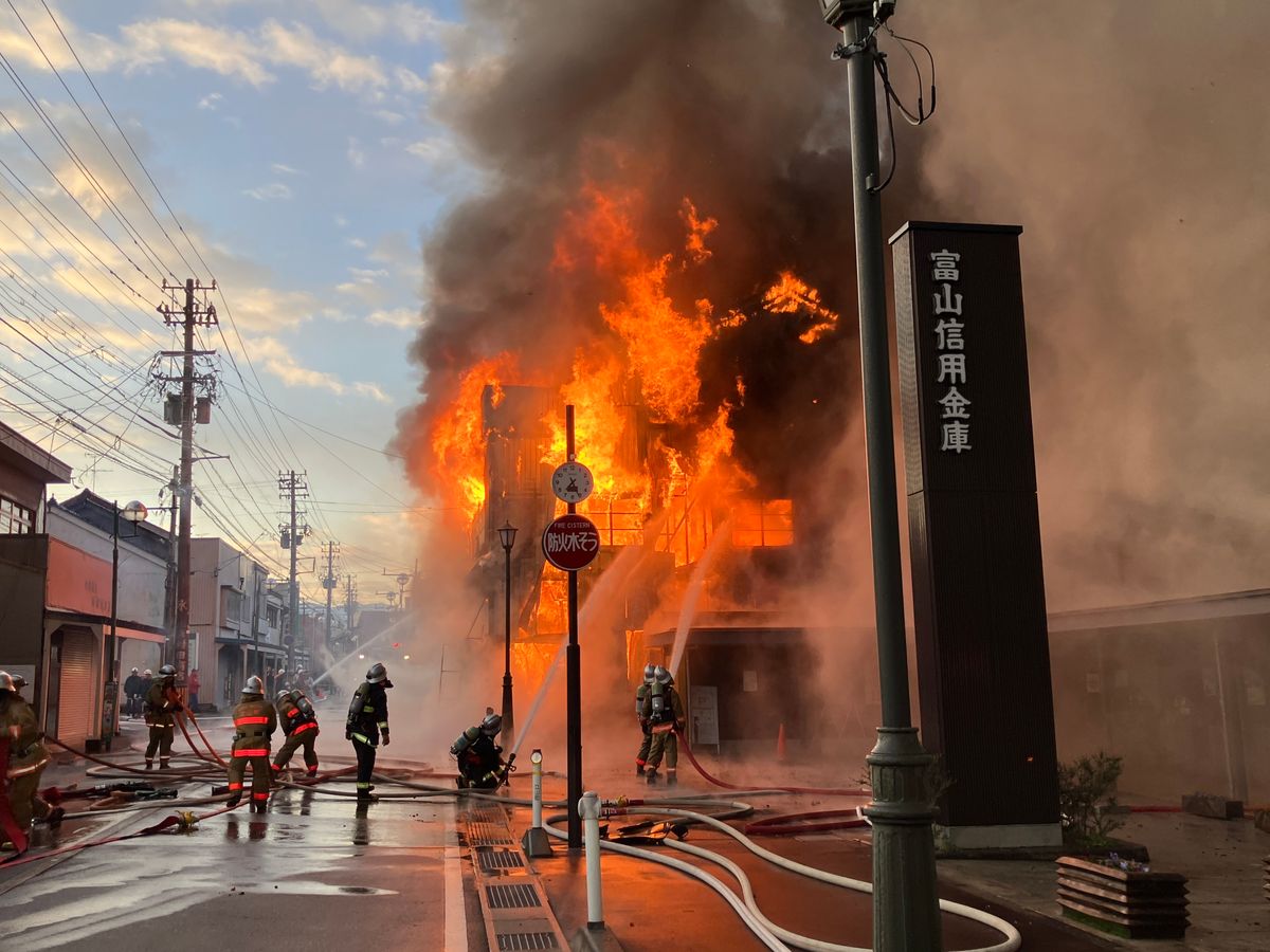 【続報】立山町五百石で火災　建物激しく燃える　１人と連絡取れず