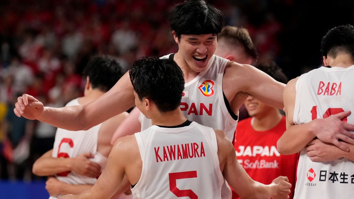 勝利を喜ぶ渡邊雄太選手と河村勇輝選手(写真：AP/アフロ)