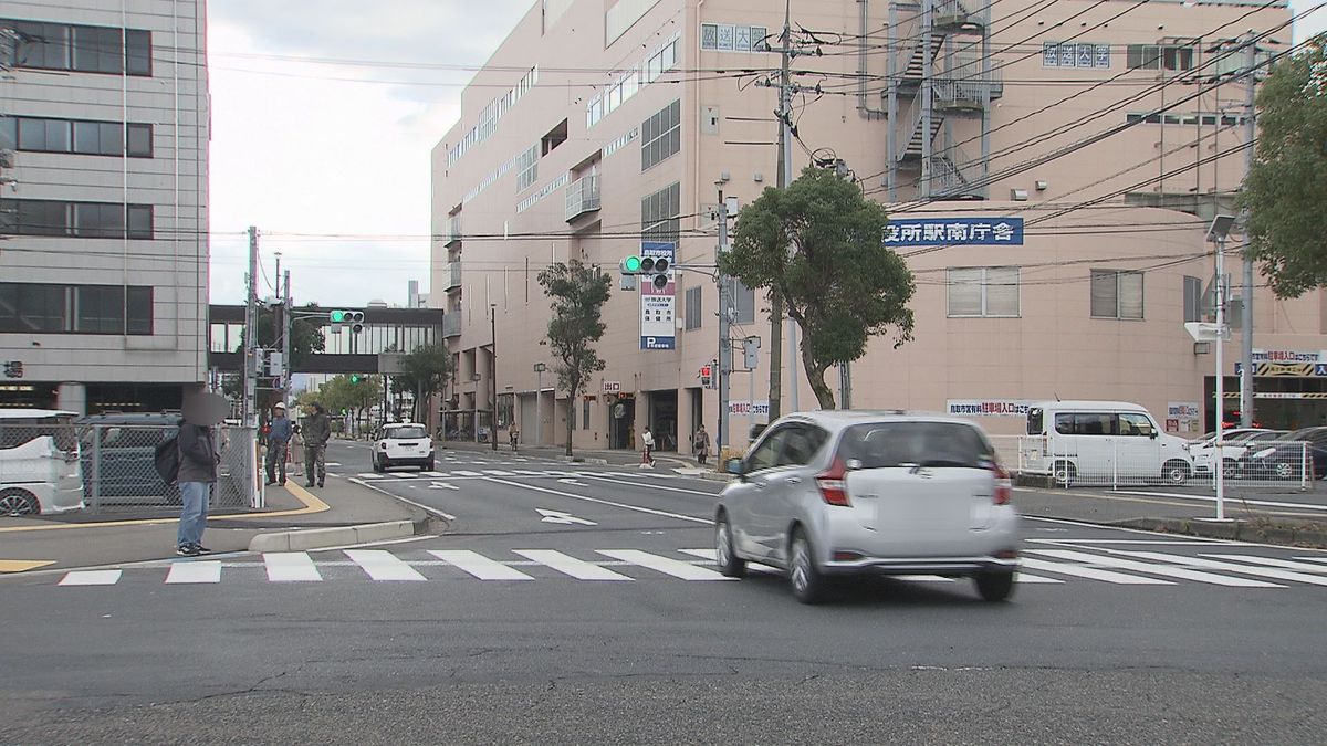 信号機の設置されていない横断歩道で一時停止をしない車