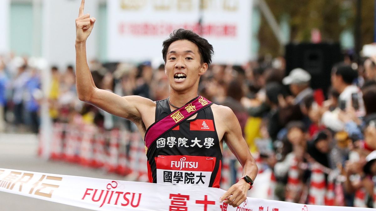 2019年出雲駅伝 優勝のゴールテープを切る國學院大學 土方英和選手（写真：日刊スポーツ/アフロ）