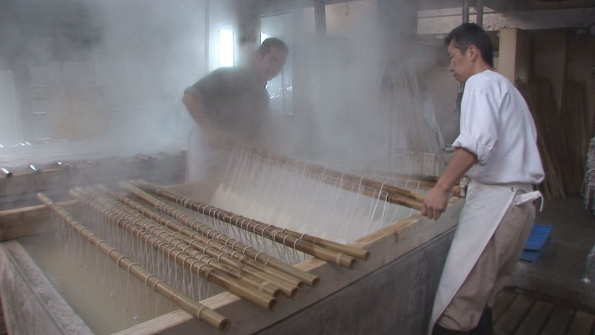 鶴岡市で絹織物の光沢と手触りを出す作業が行われてきた工場「羽前絹練」　国の登録有形文化財に追加へ