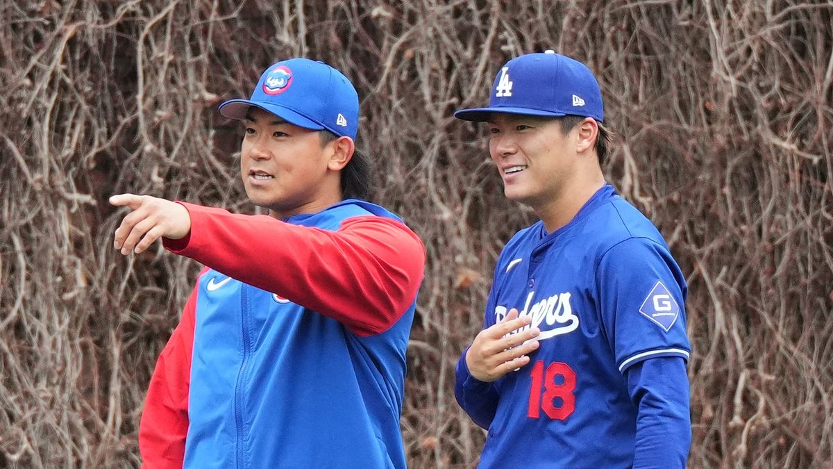 試合前の練習中に談笑する今永昇太投手と山本由伸投手(写真：日刊スポーツ/アフロ)