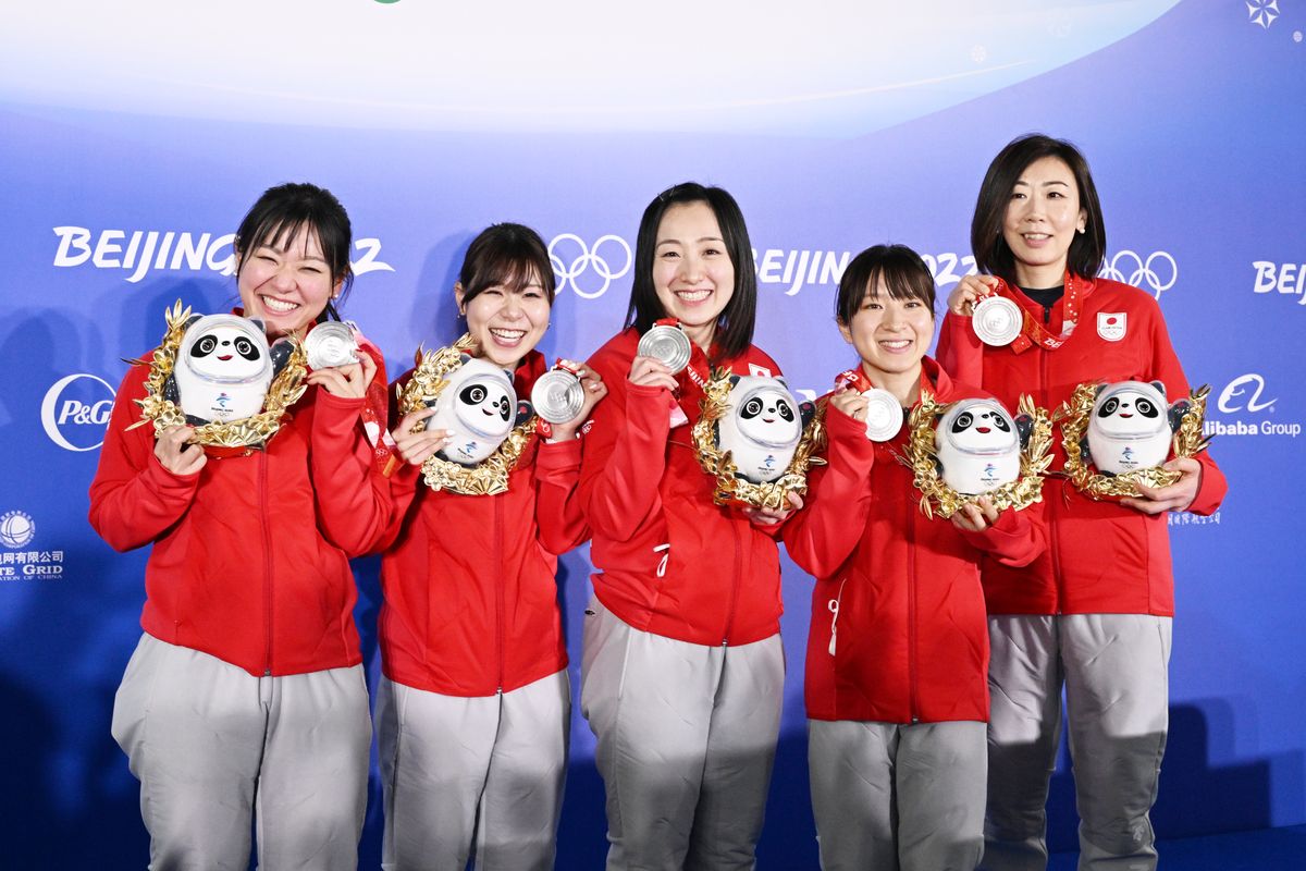 銀メダルを獲得し喜びを語るカーリング女子日本代表　【写真：松尾/アフロスポーツ】