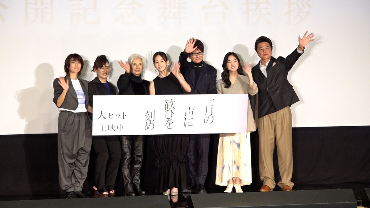 （左から）三島有紀子監督、片岡礼子さん、カルーセル麻紀さん、前田敦子さん、哀川翔さん、松本妃代さん、原田龍二さん