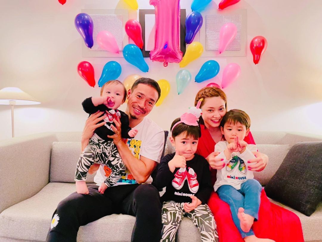 三男・1歳の誕生日の家族写真 (平愛梨さんのインスタグラムより)