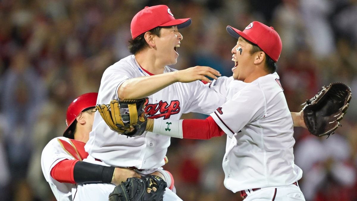 ノーヒットノーラン達成で仲間から祝福される広島の大瀬良大地投手(写真：時事)