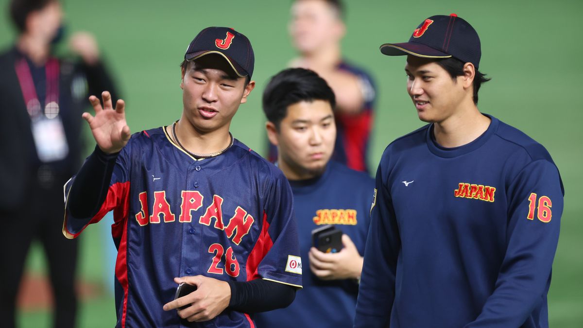 侍ジャパンで高橋宏斗投手(左)、大谷翔平選手(右)の会話(写真:CTK Photo/アフロ)