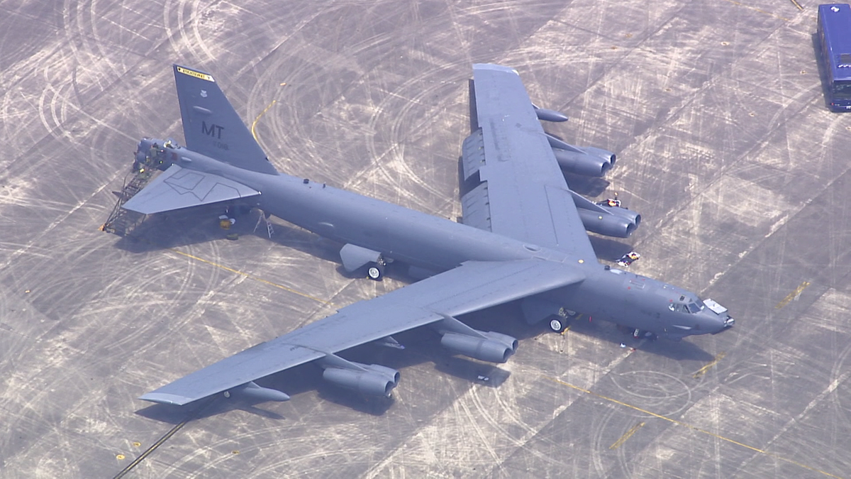 米軍戦略爆撃機B-52が横田基地に飛来　エンジントラブルで着陸か