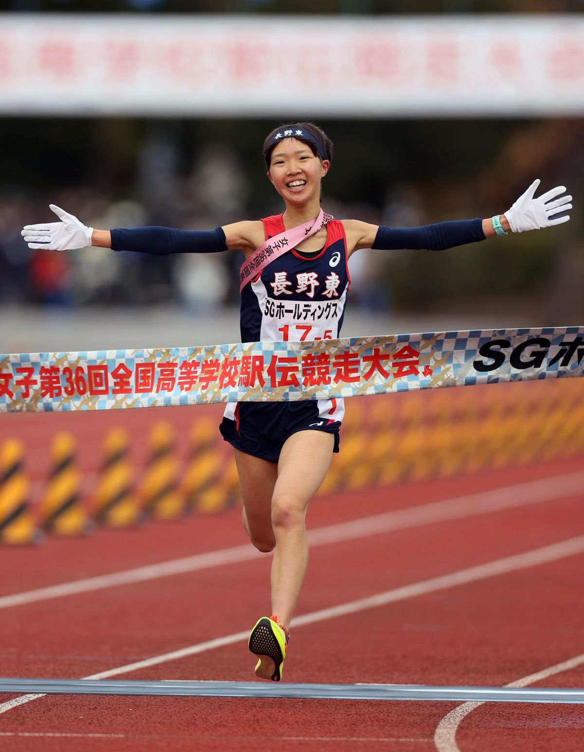 フィニッシュテープを切った長野東の田畑陽菜選手(写真：時事)