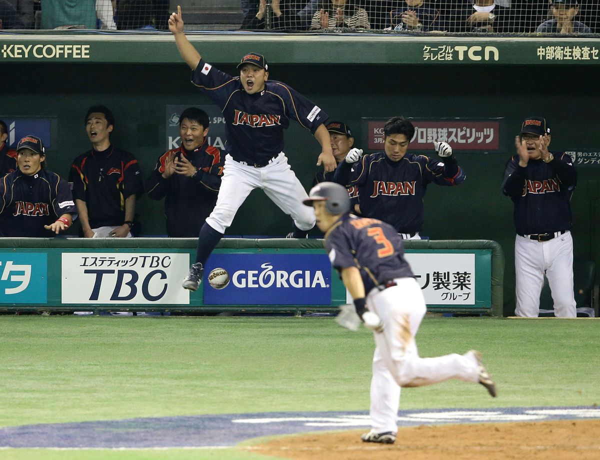 井端弘和選手の同点打にとび上がって喜ぶ阿部慎之介選手(写真:日刊スポーツ/アフロ)