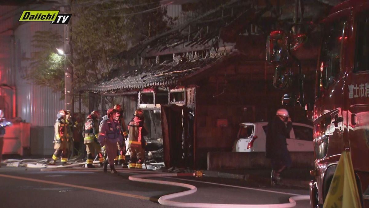 【火事】富士市で住宅焼く…住人４人のうち３人と連絡取れず火災現場から２人の遺体発見（静岡）