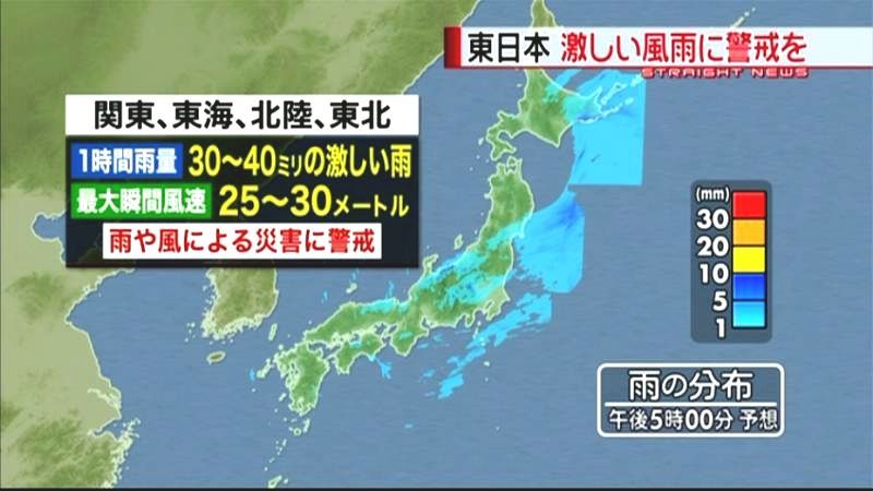 静岡で大雨　車が浸水、男性閉じ込められる