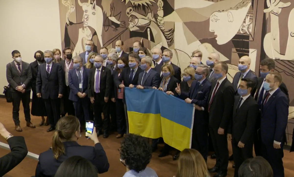 ゲルニカ前でウクライナ国旗を掲げるウクライナ大使ら