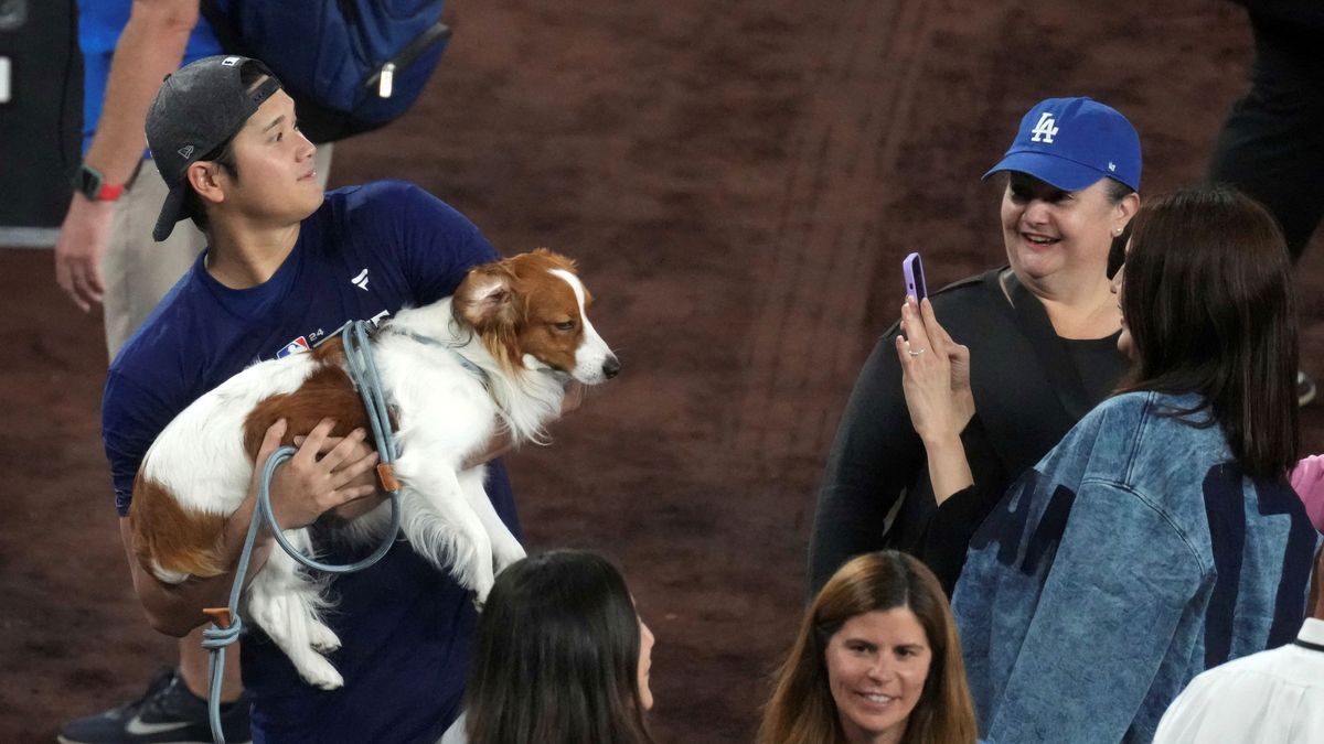 愛犬・デコピンを抱きかかえた大谷翔平選手を写真に収める妻・真美子さん【写真：AP/アフロ】