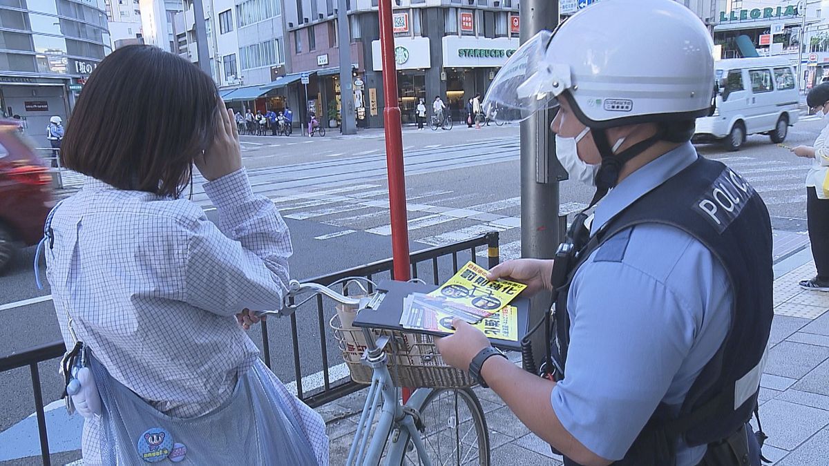 11月から自転車「ながらスマホ」や酒気帯び運転の罰則強化 警察官が街頭で啓発