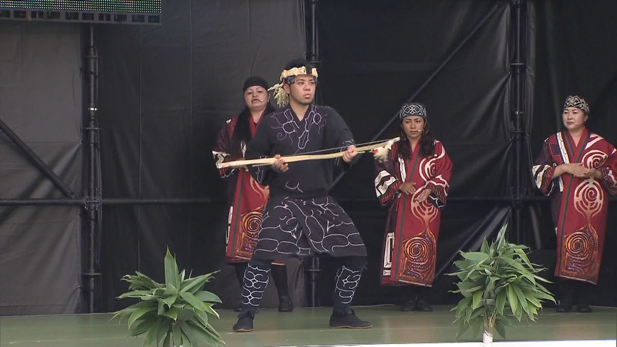 アイヌ民族の伝統舞踊を披露　札幌市