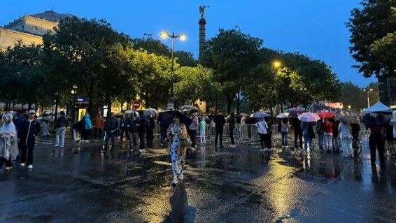 大雨のパリ五輪開会式　幻想的な演出も観客席のほとんどが屋根なし　大きな傘も持ち込み禁止で苦渋の選択する人も