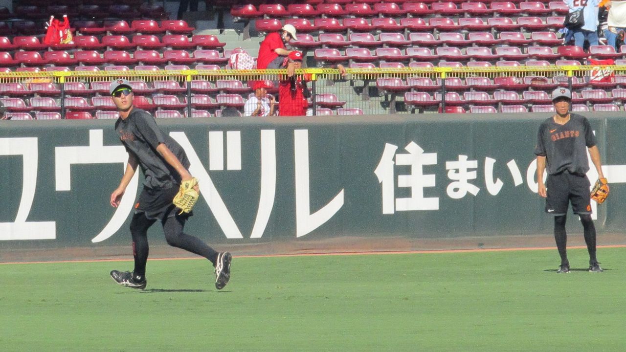 巨人】秋広優人 試合前に3コーチから外野守備の指導受ける このカード