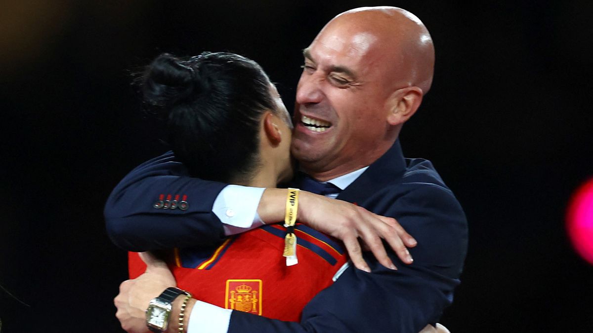 【女子サッカー】表彰式で選手の唇にキスしたスペイン会長が謝罪「もう少し考えるべきだった」