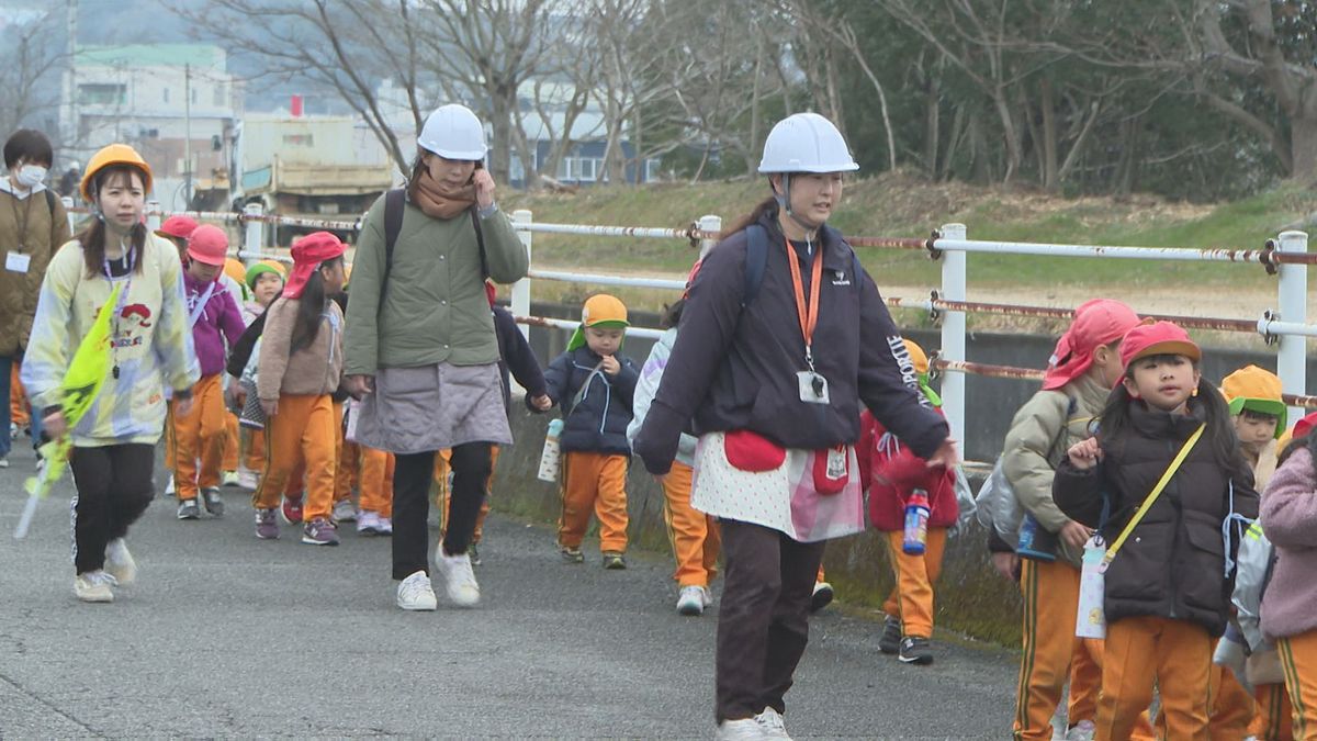 南海トラフ地震想定し園児たちが津波避難訓練「高いところに逃げる」大切さ学ぶ