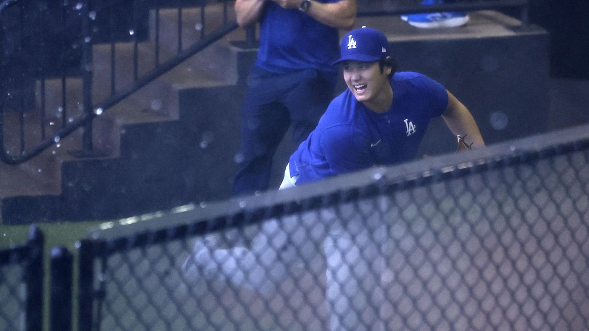 雨天試合中止後にキャッチボールをするドジャースの大谷翔平選手（写真：日刊スポーツ/アフロ）