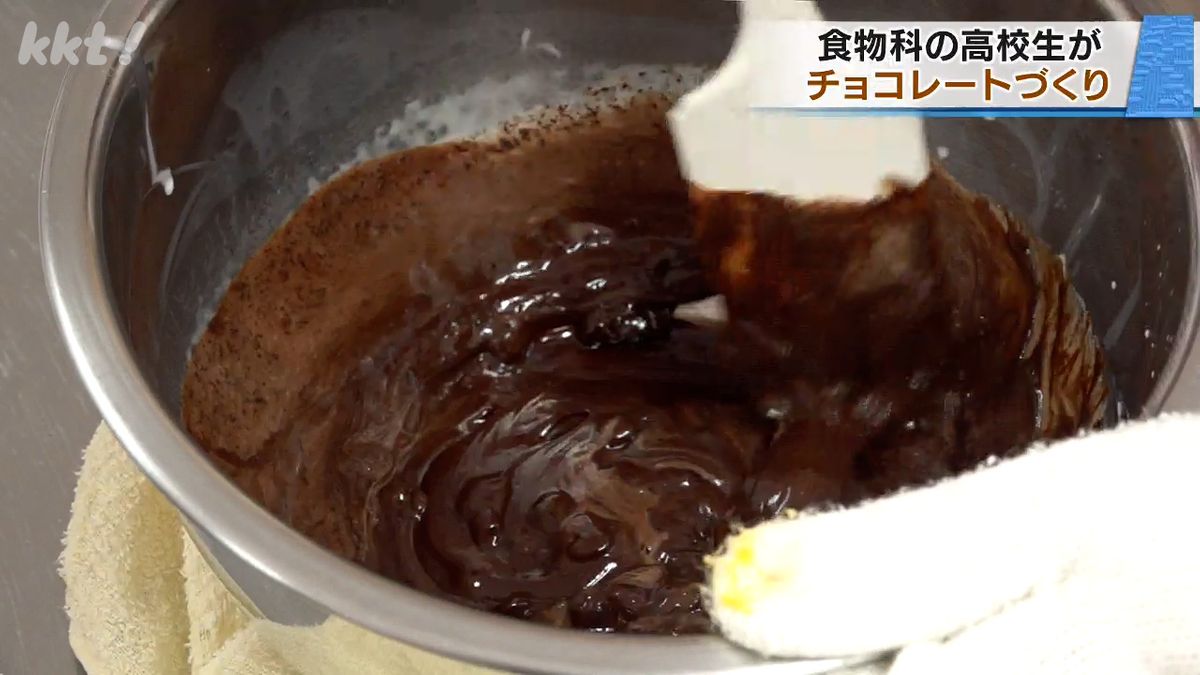 玉名女子高食物科の生徒が総料理長に教わりながらチョコレート作り