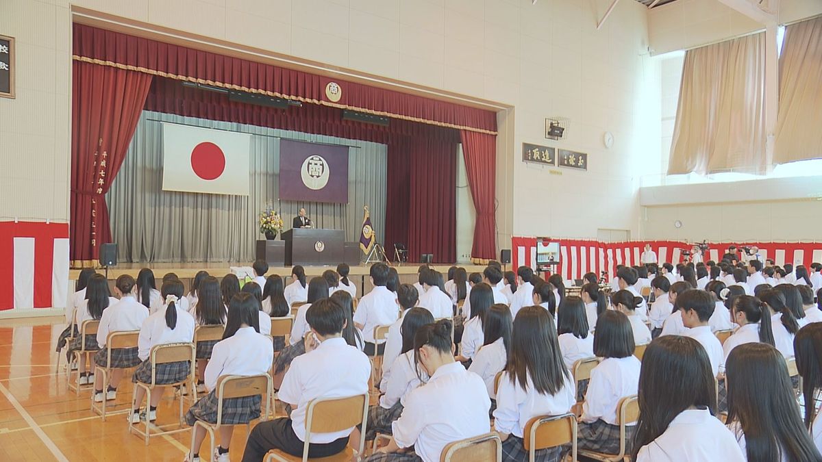 卒業生も駆けつけ思い出語る　122年の歴史に幕を下ろす米沢商業高で最後の創立記念式