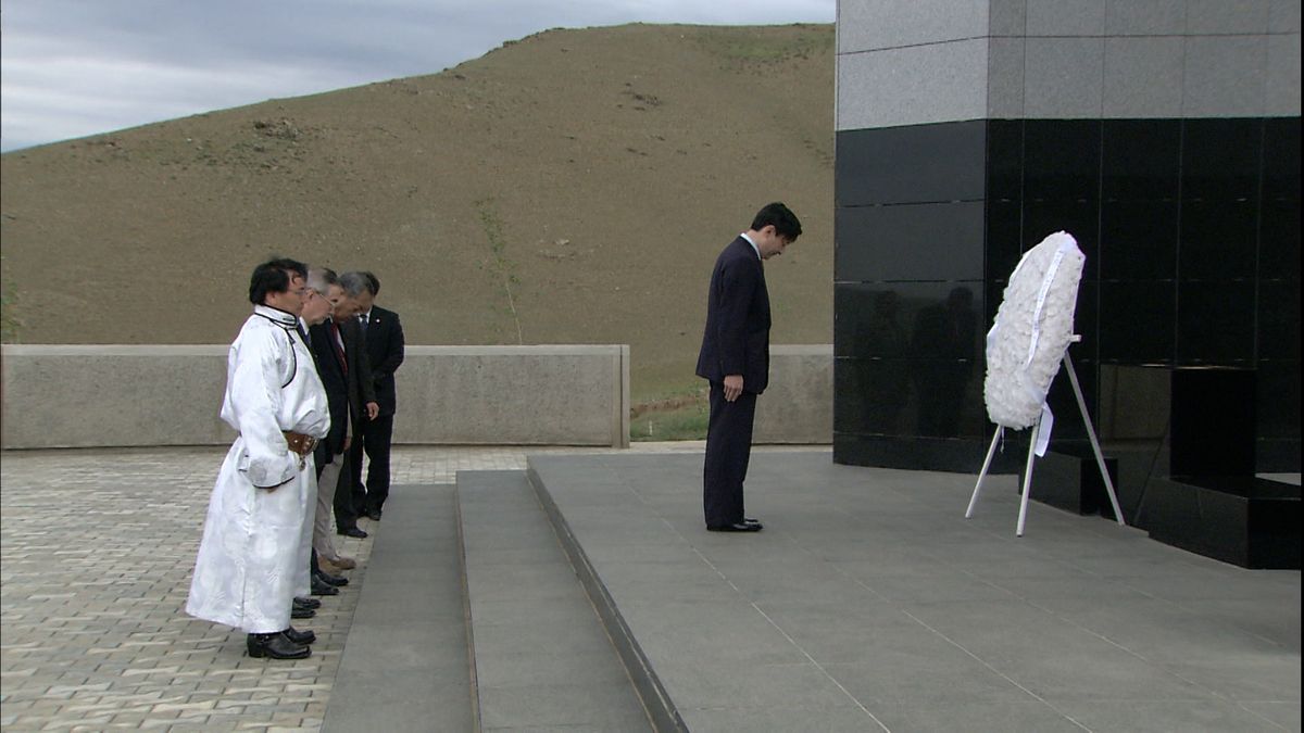 2007（平成19）年　モンゴルで慰霊される天皇陛下