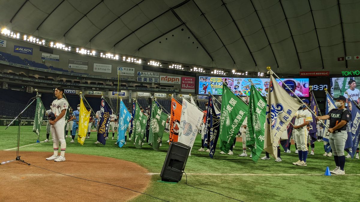 宣誓する佐藤龍月選手(東京城南ボーイズ主将)と取り囲む32チーム旗