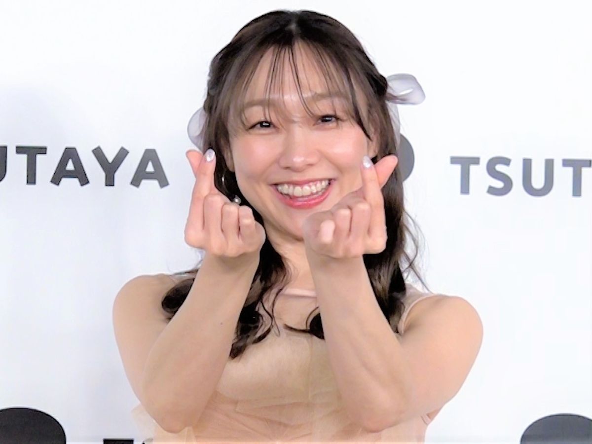 カメラに向かって指ハートを作った須田亜香里さん